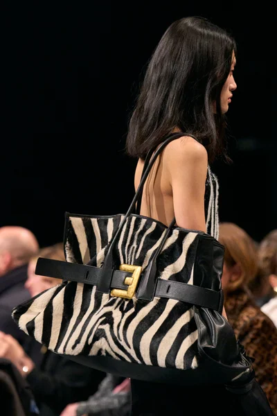 Look 99